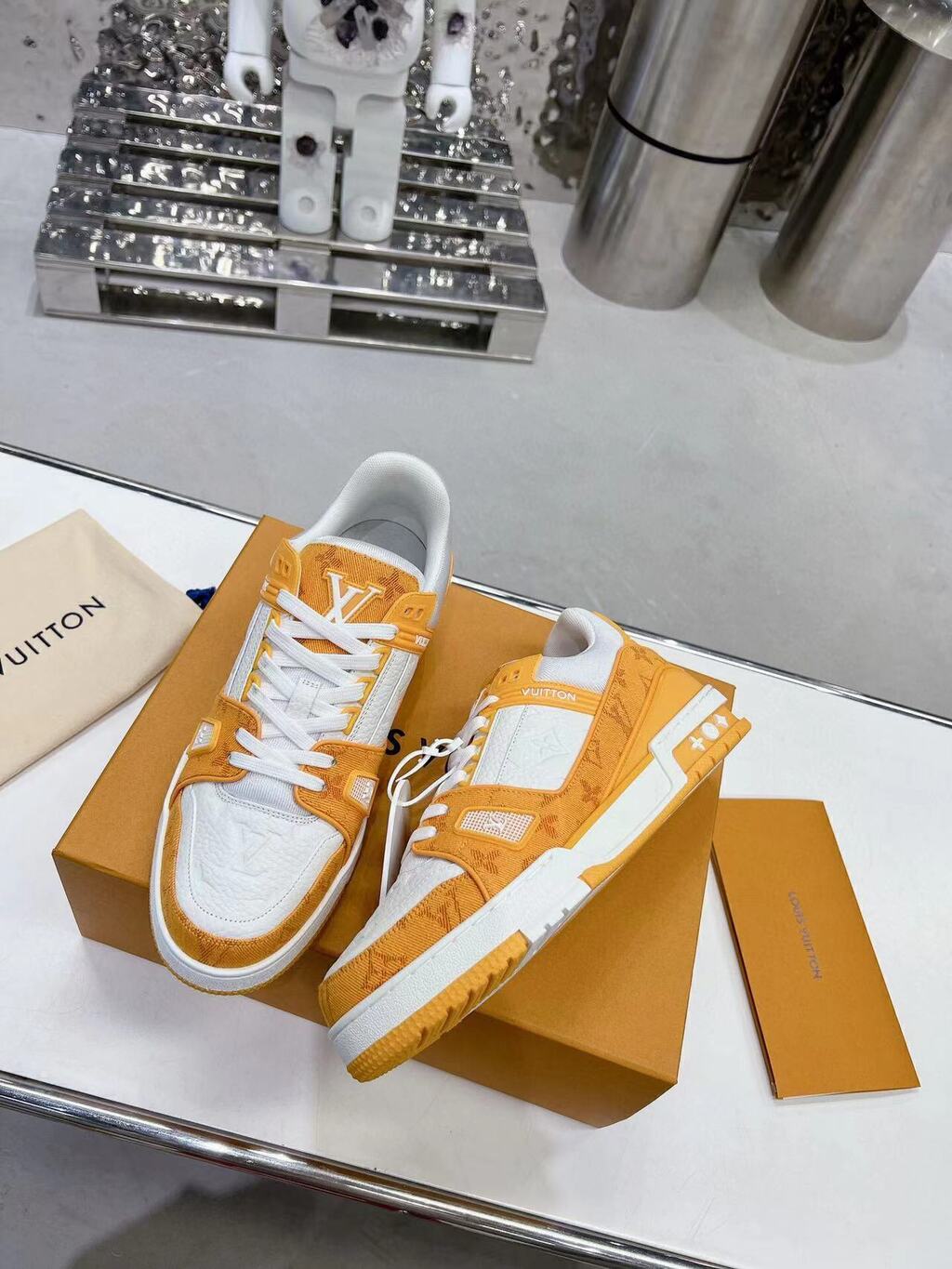 Tênis Cano Baixo Denim Amarelo Padrão Monograma Geométrico Branco