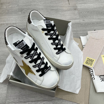 Tênis Couro Branco Estrela Lateral Dourada