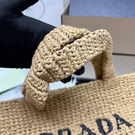 Detalhe da alça da Bolsa Tote Prada em crochê natural
