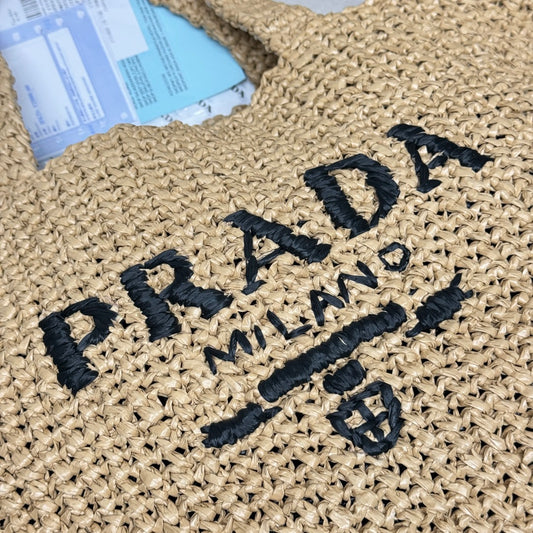 Bolsa Tote Prada em crochê natural com logotipo bordado