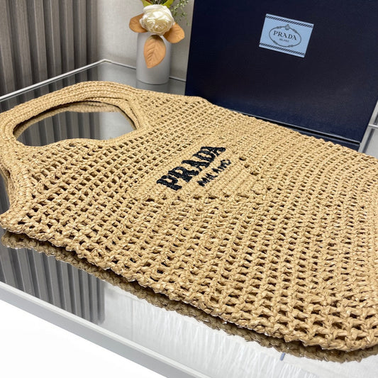 Bolsa Tote Prada em crochê natural vista em ângulo