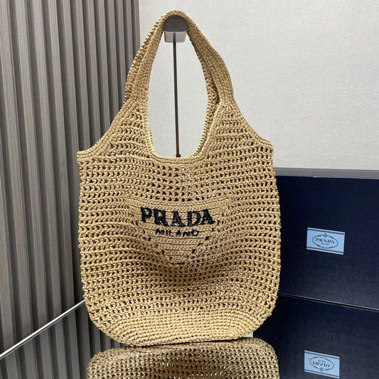 Bolsa Tote Prada em crochê natural exibida na vertical