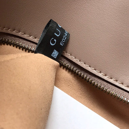 Bolsa Satchel Couro Acolchoado Letras Entrelaçadas Nude Pequena