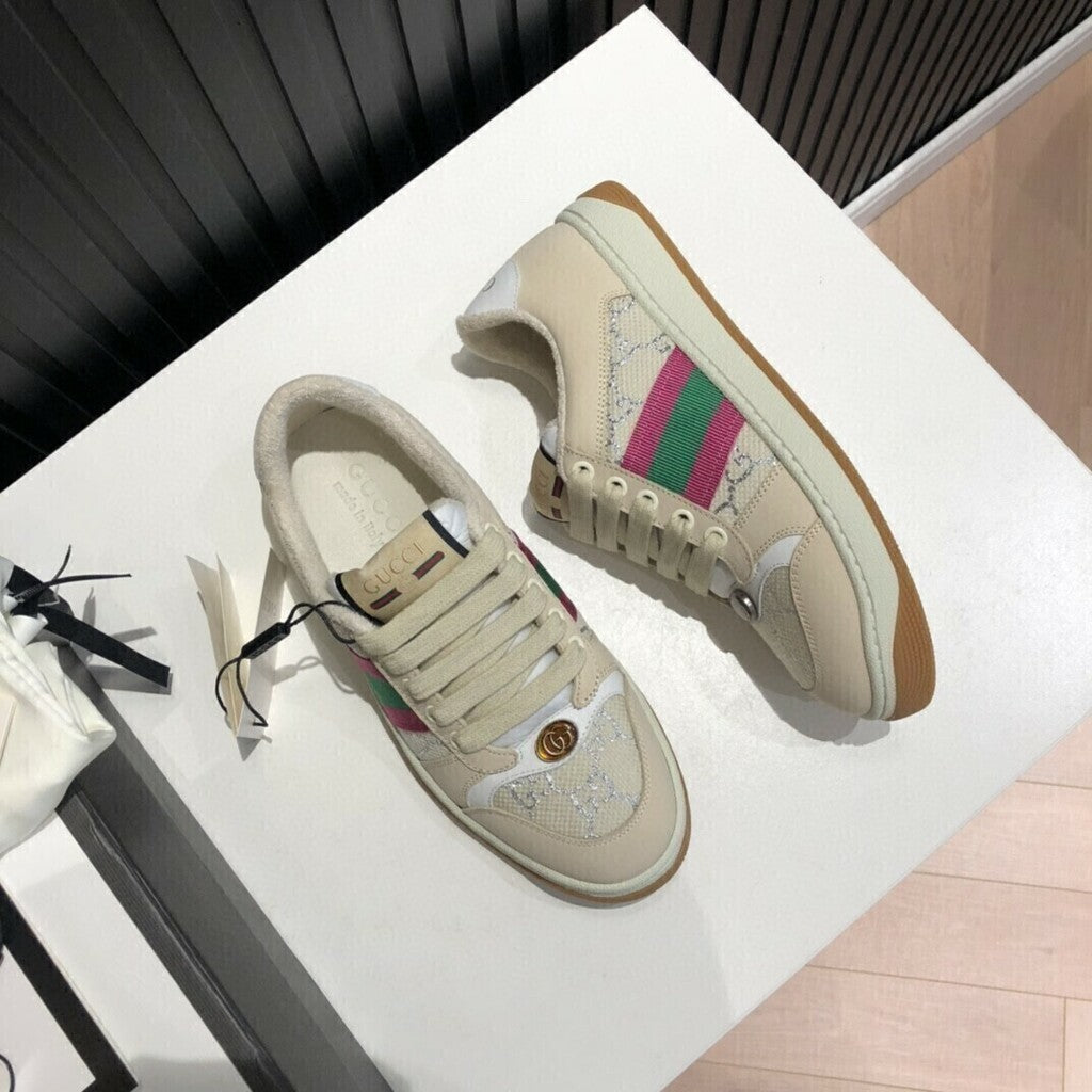 Tênis Couro Creme Detalhes Laterais Minimalista