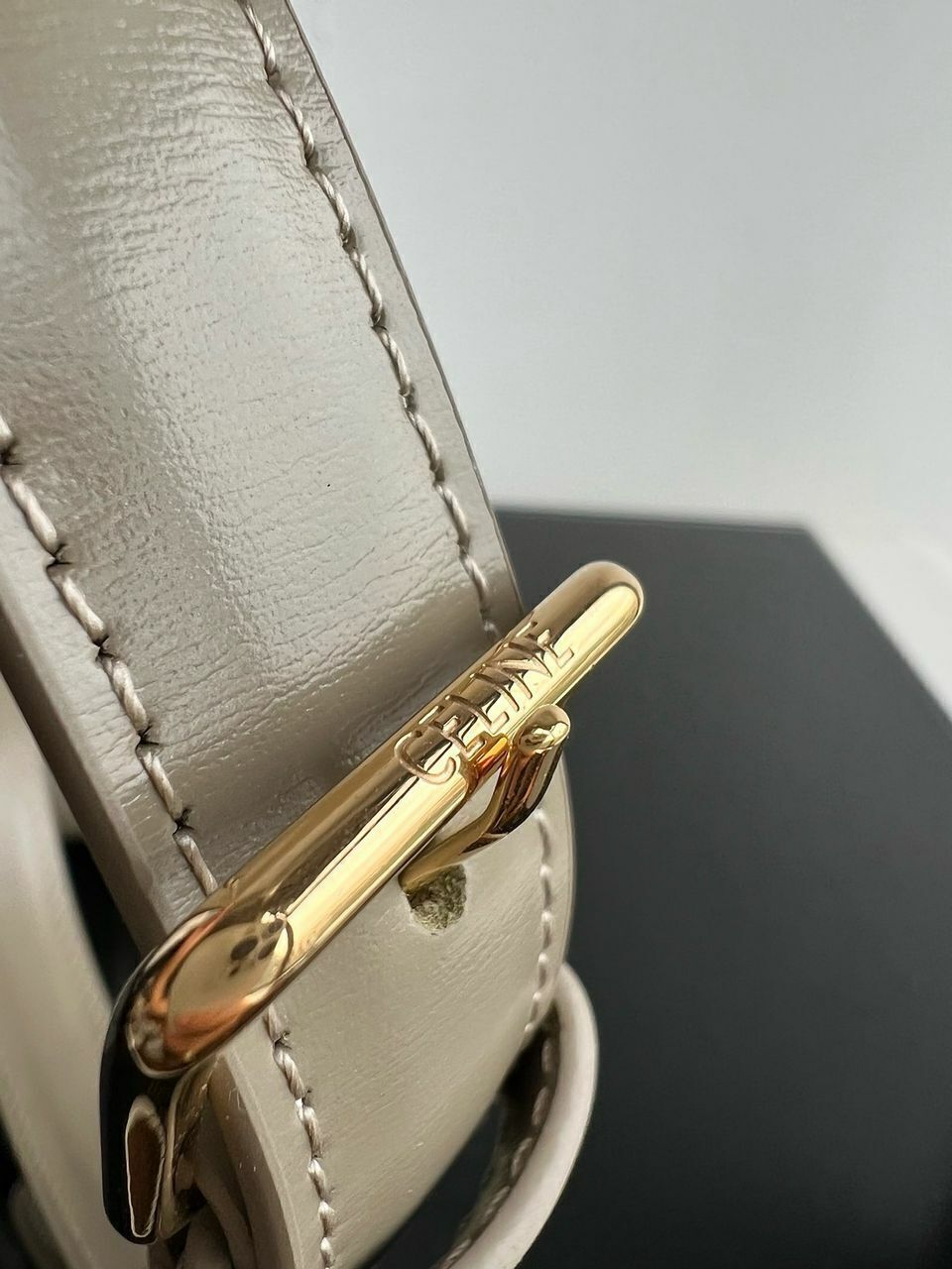 Bolsa Satchel Couro Padrão Letras Entrelaçadas Marrom
