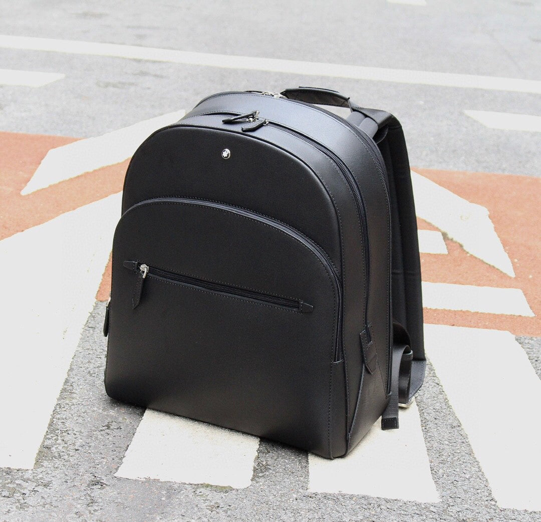 Mochila Nylon Preta com Detalhes Metálicos