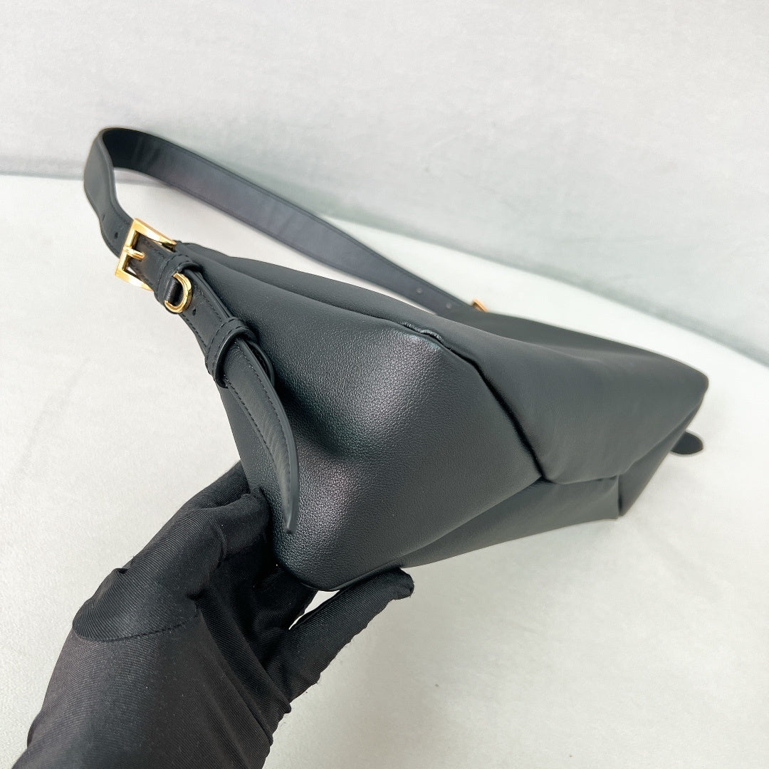Bolsa Estruturada Couro Preto Placa Triangular