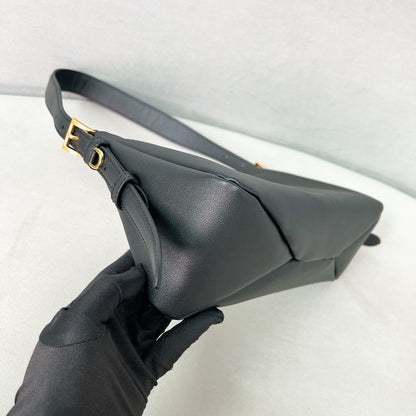 Bolsa Estruturada Couro Preto Placa Triangular