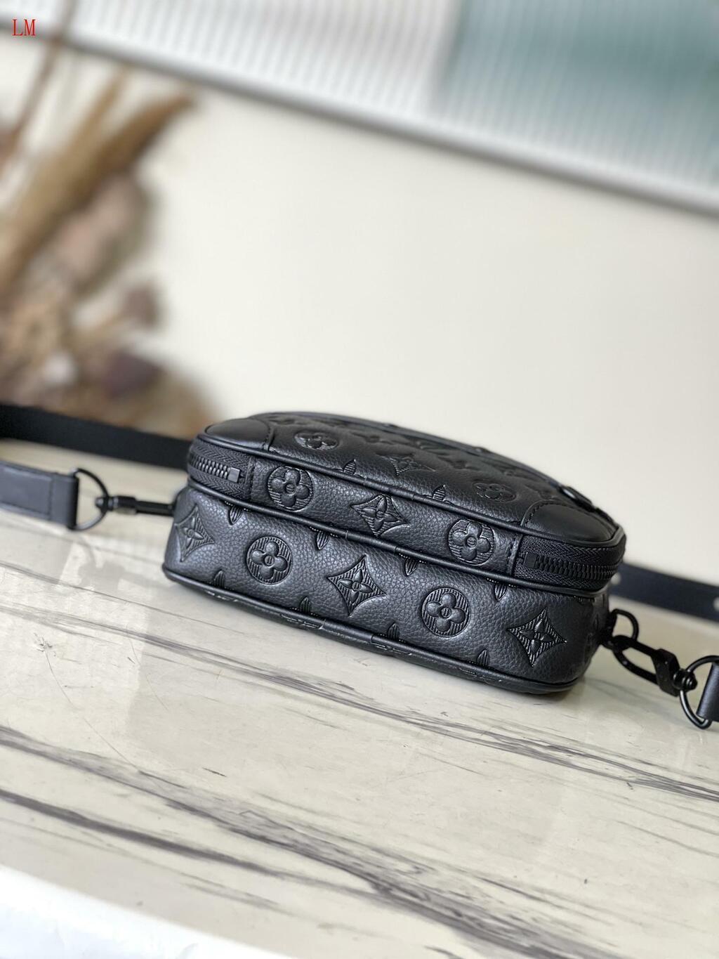 Bolsa Couro Padrão Monograma Geométrico