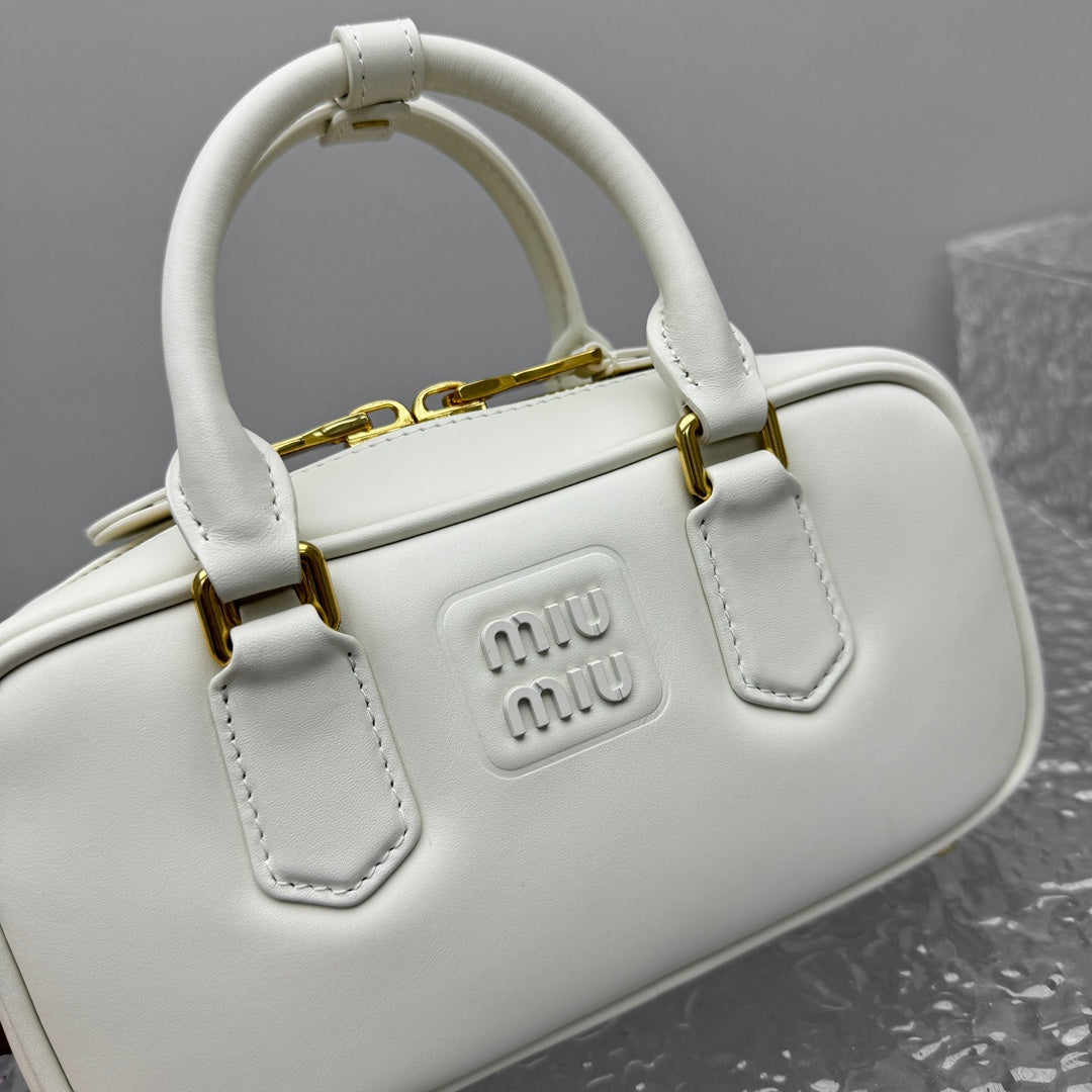 Bolsa Couro Estruturada Marrom Placa Frontal