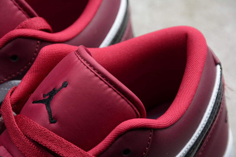 Tênis Cano Baixo Couro Vermelho Detalhes Contrastantes