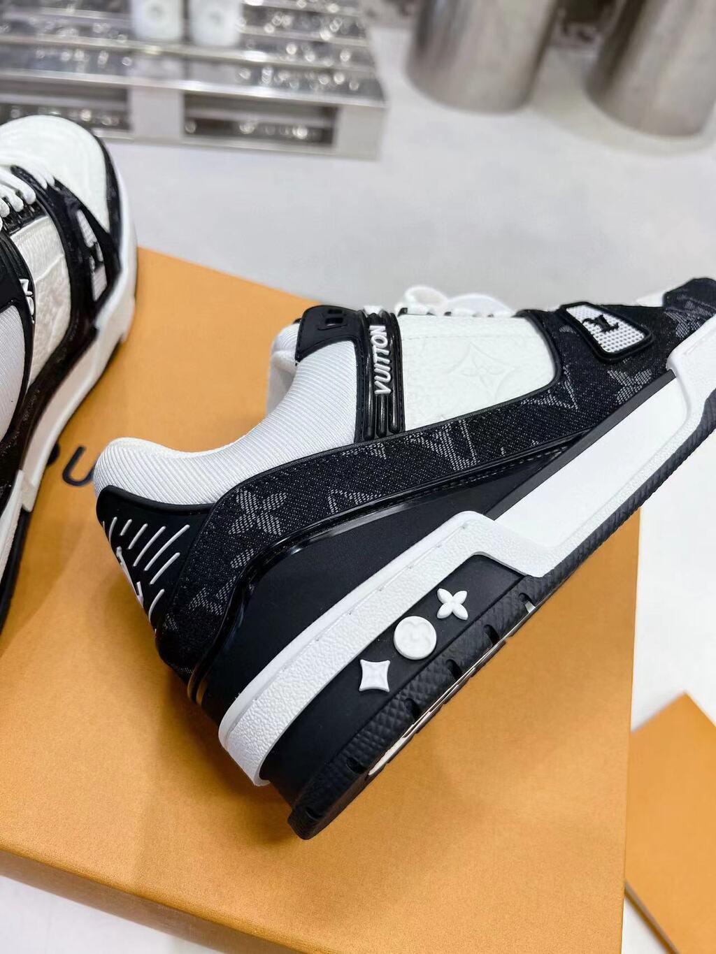 Tênis Casual Couro Branco com Detalhe Preto