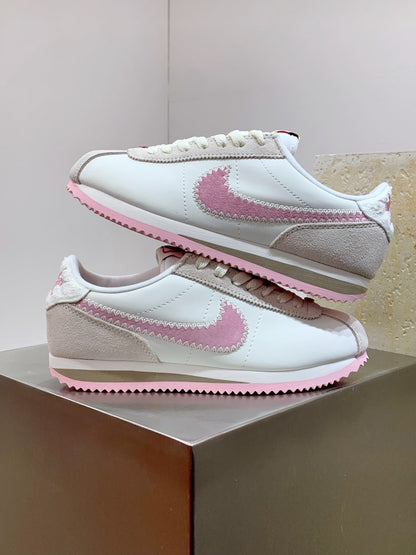 Tênis Couro Casual Branco Detalhe Vermelho Temático