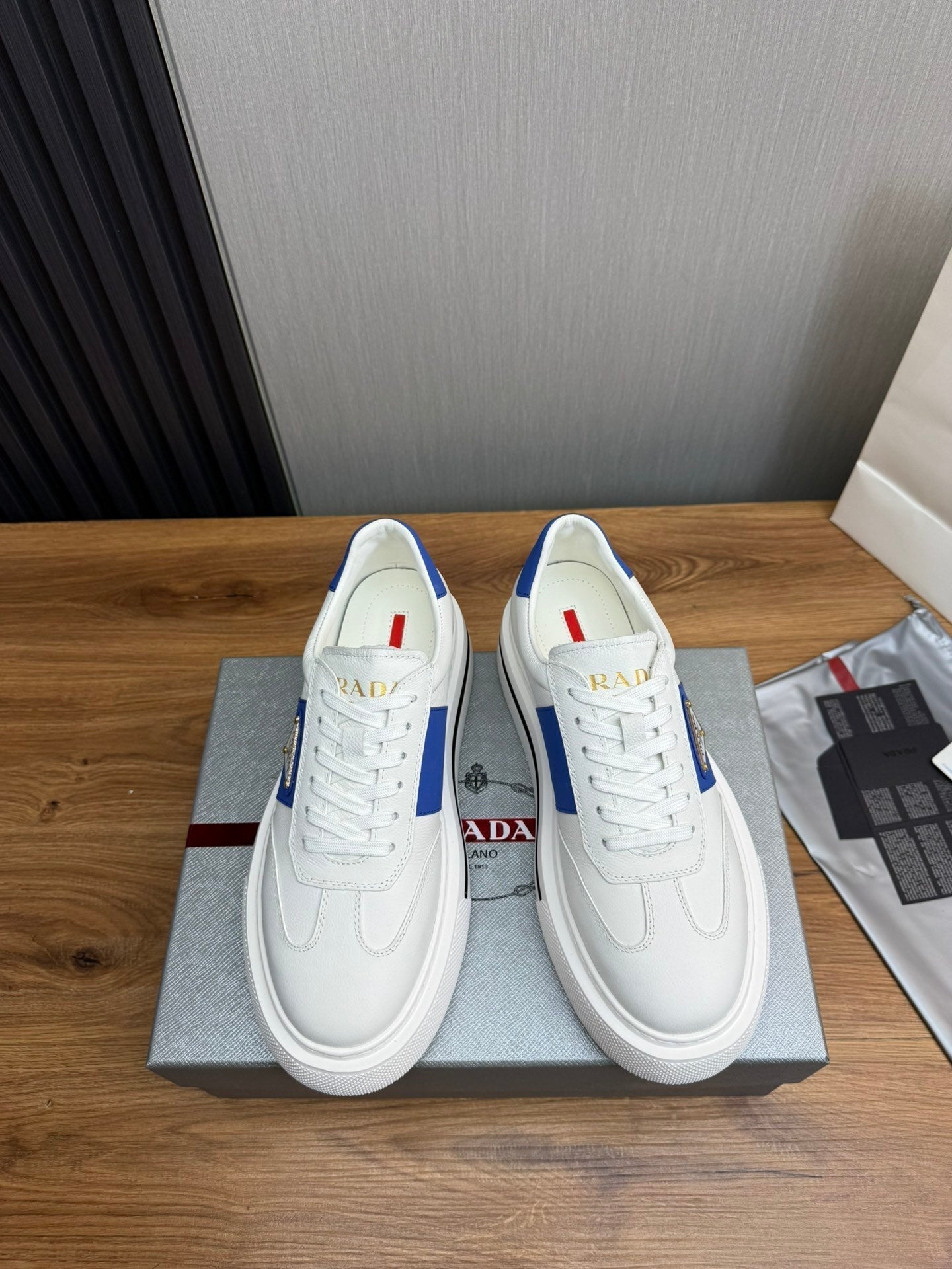 Tênis Casual Couro Azul Detalhes Contrastantes