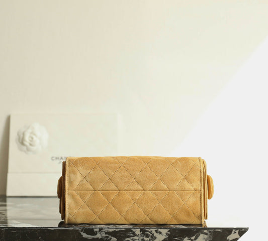 Chanel 25 Mini caramelo em camurça, detalhe da base