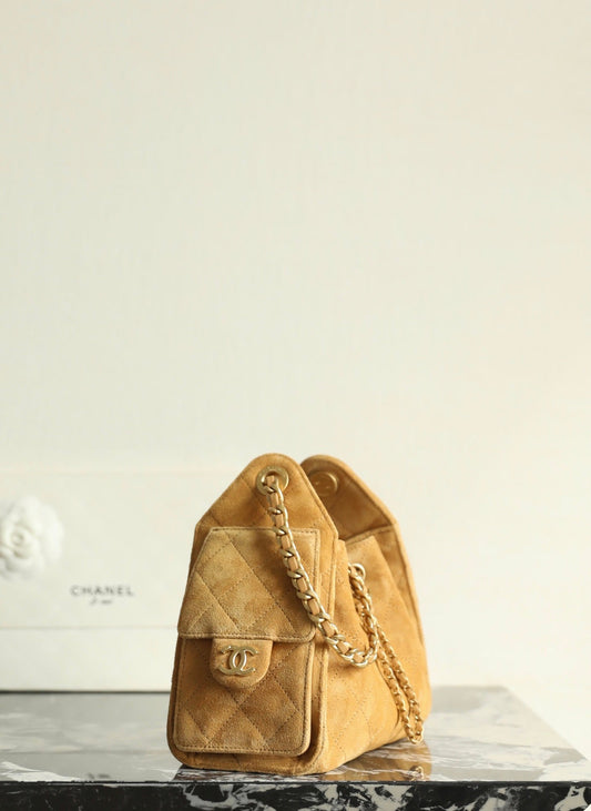 Chanel 25 Mini caramelo em camurça, vista lateral