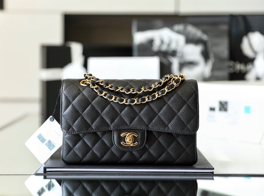 Chanel Classic Flap preta tamanho Medium, vista frontal