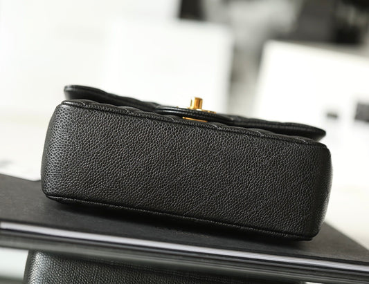 Chanel Classic Flap preta tamanho Mini, detalhe da base