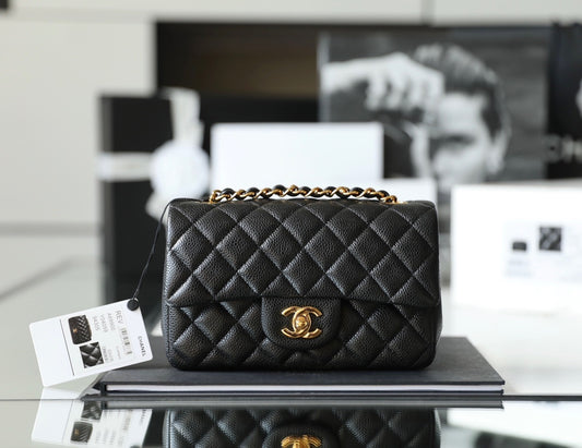 Chanel Classic Flap preta tamanho Mini, vista frontal
