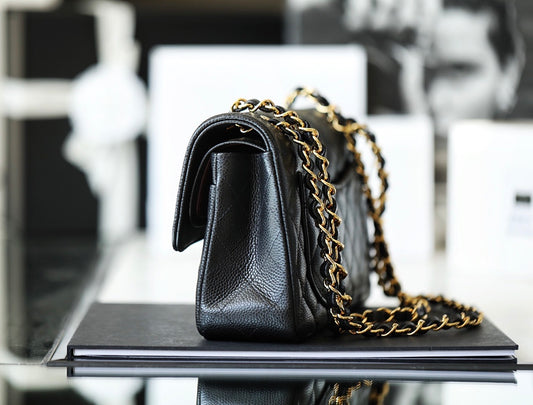 Chanel Classic Flap preta tamanho Mini, vista lateral