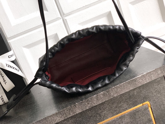Chanel Clutch with Leather Strap preta interior