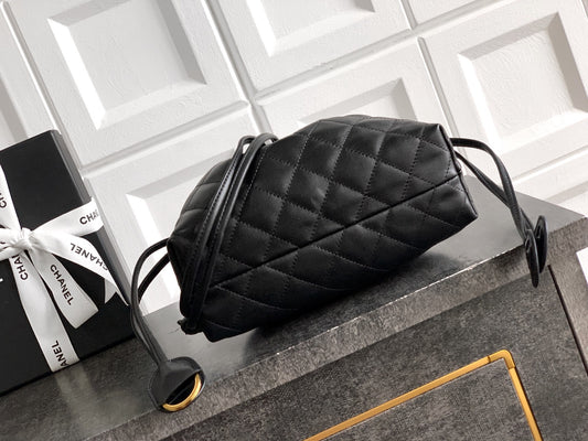 Chanel Clutch with Leather Strap preta lateral