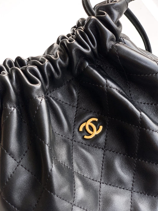 Chanel Clutch with Leather Strap preta