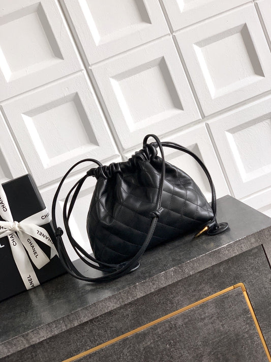 Chanel Clutch with Leather Strap preta perfil