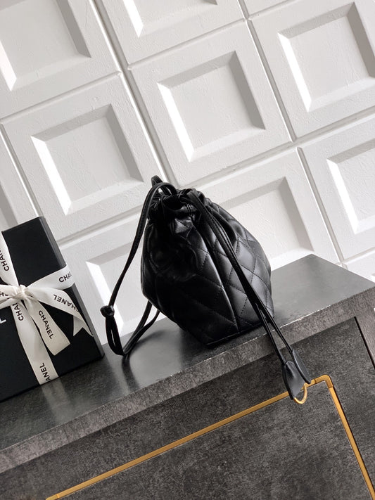 Chanel Clutch with Leather Strap preta verso