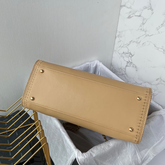 Chanel Deauville Tote média bege, detalhe da base