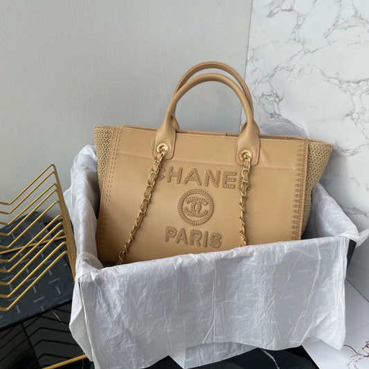 Chanel Deauville Tote média bege em ráfia, vista frontal