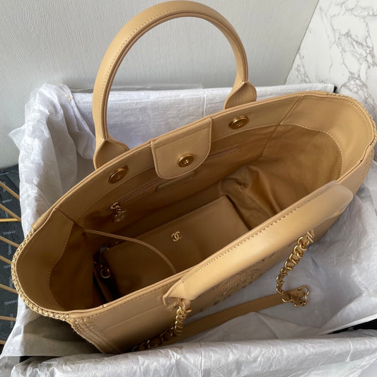 Chanel Deauville Tote média bege, interior aberto