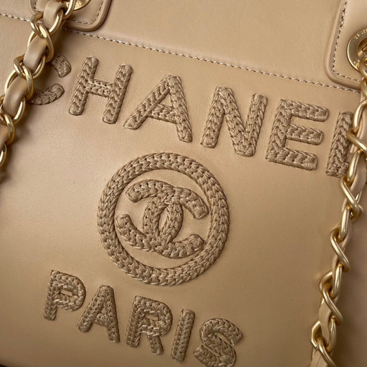 Chanel Deauville Tote média bege, detalhe do logo