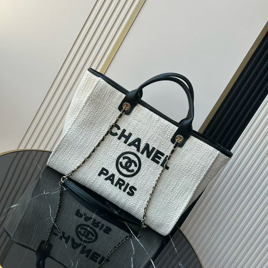 Chanel Deauville Shopping Bag acabamento preto frente