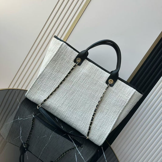 Chanel Deauville Shopping Bag preta verso