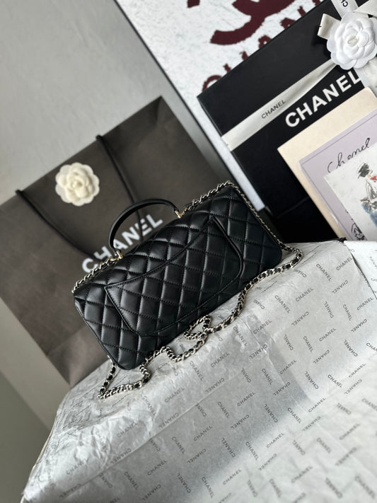 Chanel Mini Flap com alça superior preta, vista posterior