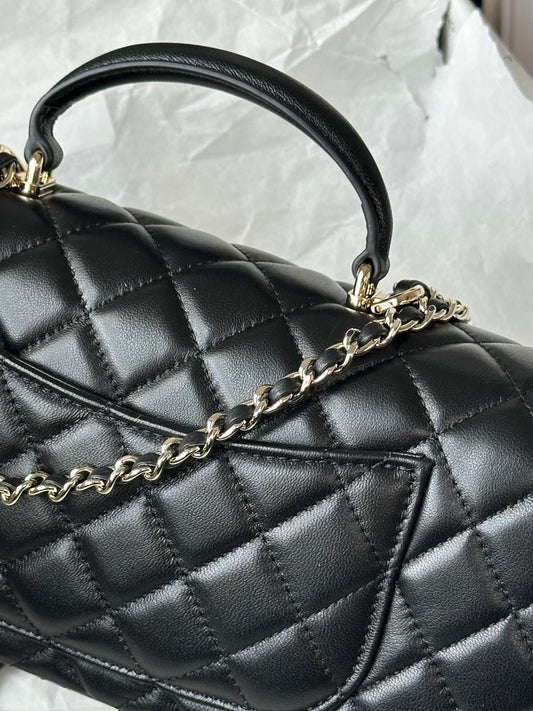 Chanel Mini Flap com alça superior preta, detalhe da alça