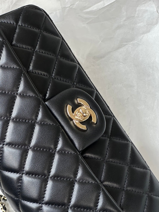 Chanel Mini Flap com alça superior preta, detalhe do fecho