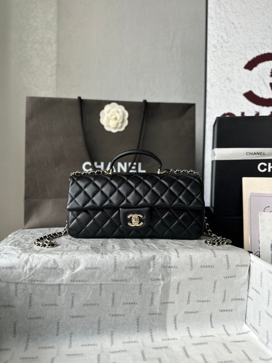 Chanel Mini Flap com alça superior preta, vista frontal