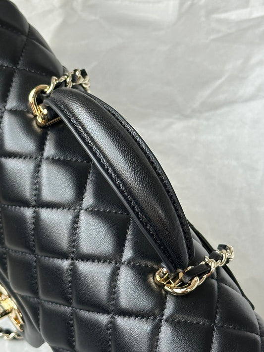 Chanel Mini Flap com alça superior preta, vista lateral