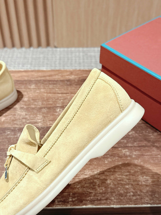Loro Piana Summer Charms Walk Feminino na cor Amarelo Manteiga, detalhe 2