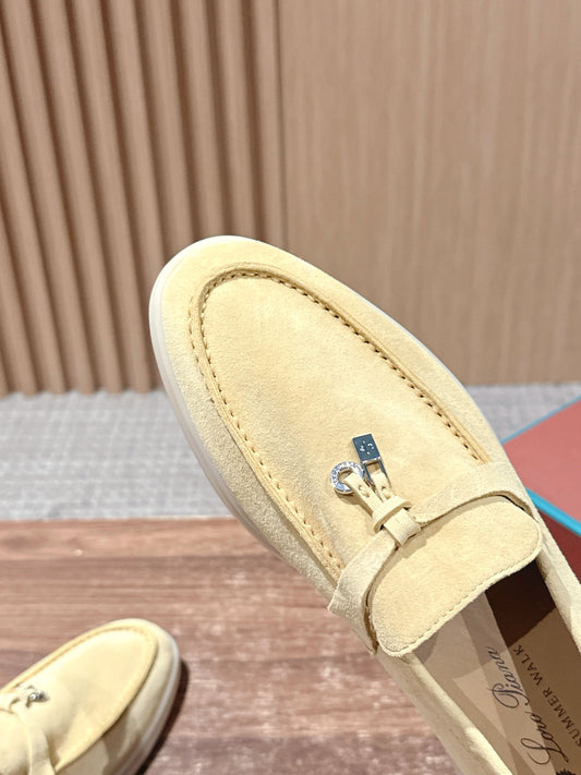 Loro Piana Summer Charms Walk Feminino na cor Amarelo Manteiga, detalhe 3