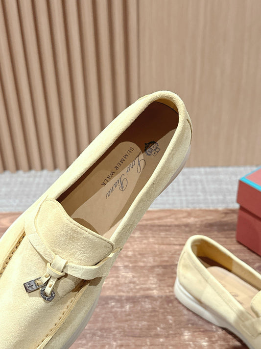 Loro Piana Summer Charms Walk Feminino na cor Amarelo Manteiga, detalhe 4