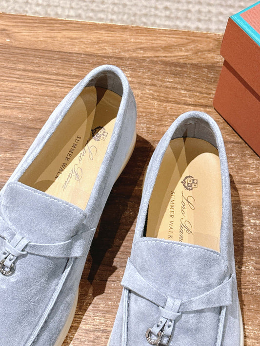 Loro Piana Summer Charms Walk Feminino na cor Azul Gelo, detalhe 3