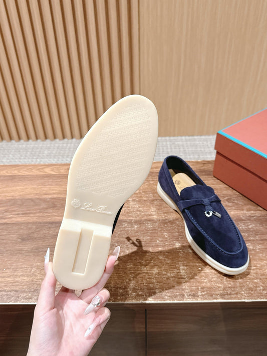Loro Piana Summer Charms Walk Feminino na cor Azul Marinho, detalhe 2