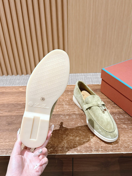 Loro Piana Summer Charms Walk Feminino na cor Verde Sálvia, detalhe 4