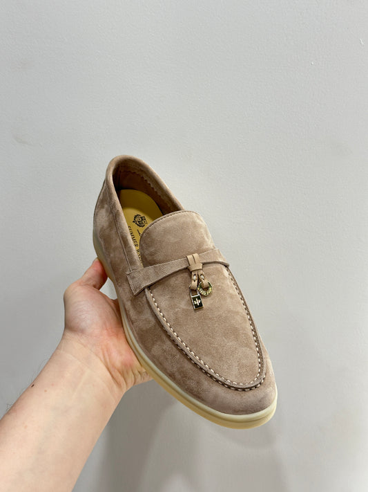 Loro Piana Summer Charms Walk Feminino na cor Taupe, detalhe 6
