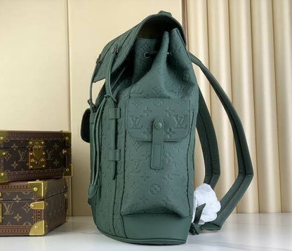 Mochila Couro Padrão Monograma Geométrico Marrom com Alças Ajustáveis
