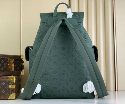 Mochila Couro Padrão Monograma Geométrico Marrom com Alças Ajustáveis