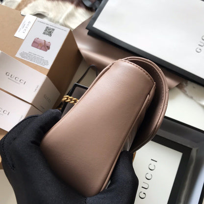 Bolsa Satchel Couro Acolchoado Letras Entrelaçadas Nude Pequena